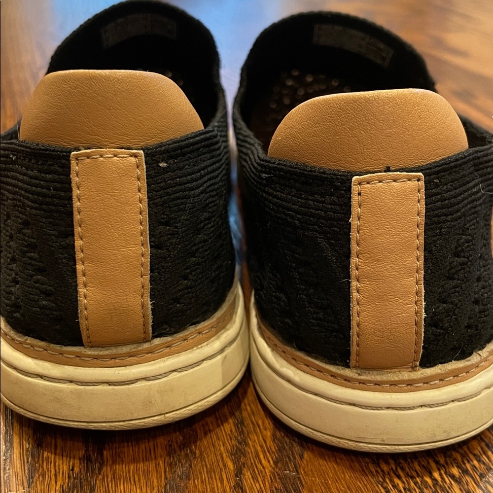 UGG sz 7.5 pull on black tan white woven sneakers flats - Picture 3 of 10